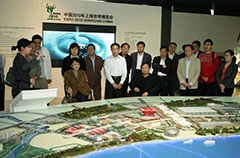 張海迪視察世博會(huì)生命陽(yáng)光館