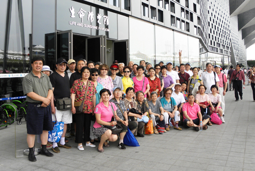 圖為部分老干部在生命陽光館前合影留念