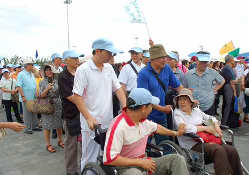 圖為老干部們排隊進(jìn)入世博園
