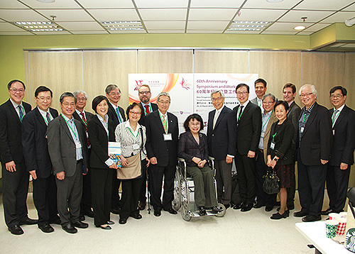 圖為張海迪與出席研討會(huì)人員合影