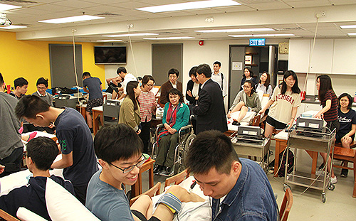 圖為在香港理工大學(xué)康復(fù)科學(xué)系調(diào)研