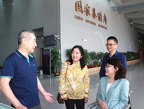 圖為張海迪參觀國(guó)家基因庫(kù)