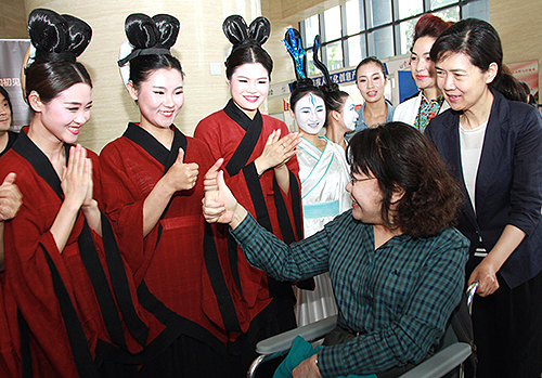 圖為問候殘疾人演員 圖為問候殘疾人演員