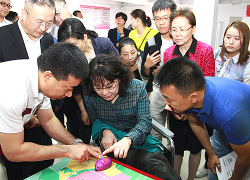 圖為張海迪在中倉街道溫馨家園了解殘疾人康復(fù)就業(yè)服務(wù)情況 圖為張海迪在中倉街道溫馨家園了解殘疾人康復(fù)就業(yè)服務(wù)情況