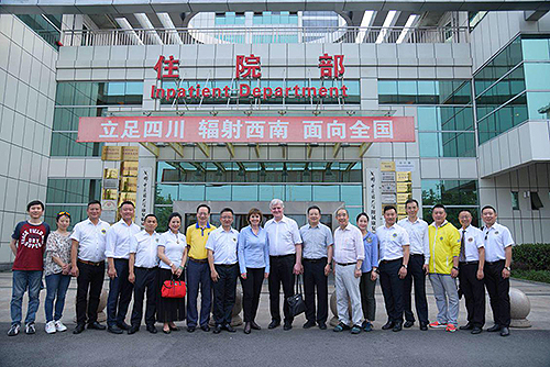 圖為賈勇會長及古德龍會長一行在四川省八一康復中心