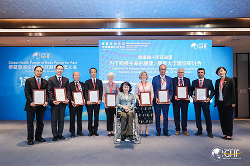 圖為張海迪向境外專家頒發(fā)了康復(fù)大學(xué)(籌)專家咨詢委員會專家聘書 圖為張海迪向境外專家頒發(fā)了康復(fù)大學(xué)(籌)專家咨詢委員會專家聘書