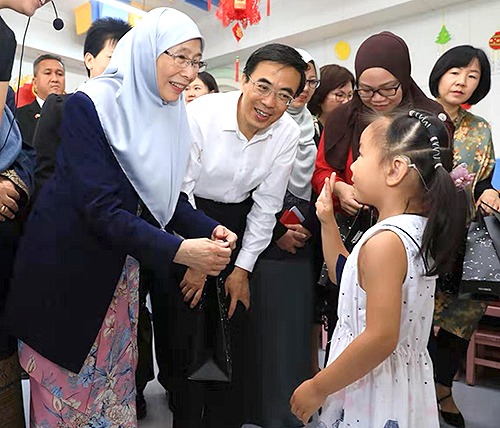 圖為馬來(lái)西亞副總理旺·阿茲莎訪問(wèn)中國(guó)殘聯(lián)