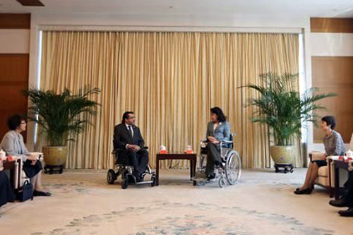 圖為中國殘聯(lián)主席張海迪會見亞洲殘奧委員會主席拉什德