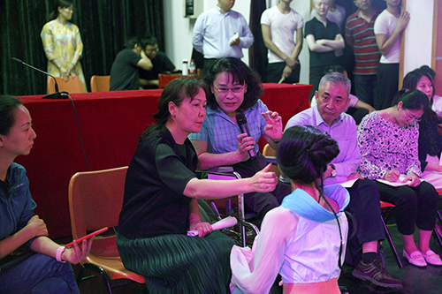 圖為張海迪主席指導(dǎo)頭飾細節(jié)