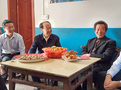 圖為周長(zhǎng)奎看望慰問貧困殘疾人家庭