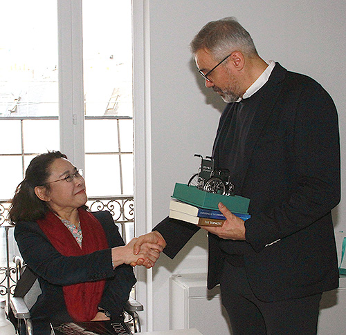 圖為張海迪向巴黎2024年奧組委會(huì)秘書長(zhǎng)贈(zèng)送紀(jì)念品