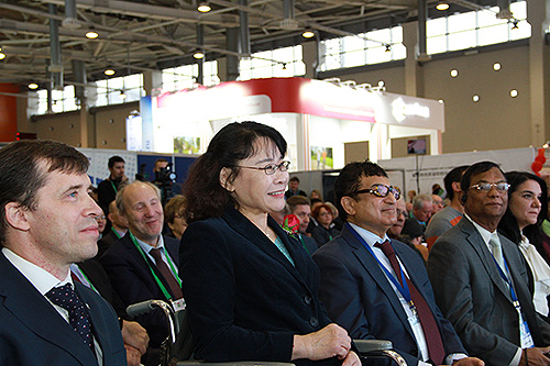 圖為張海迪出席俄羅斯創(chuàng)新科技博覽會(huì)開(kāi)幕式