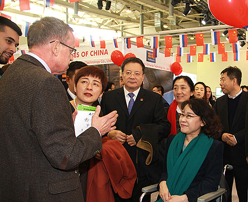 圖為張海迪與俄羅斯創(chuàng)新科技博覽會(huì)參展商親切交流