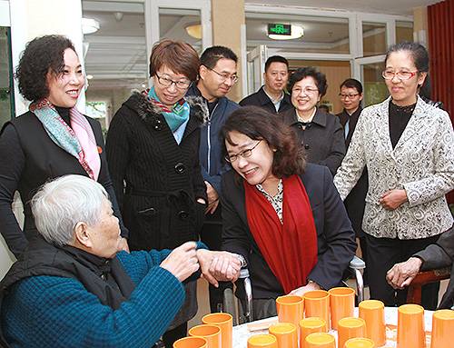 圖為張海迪和老人親切交談