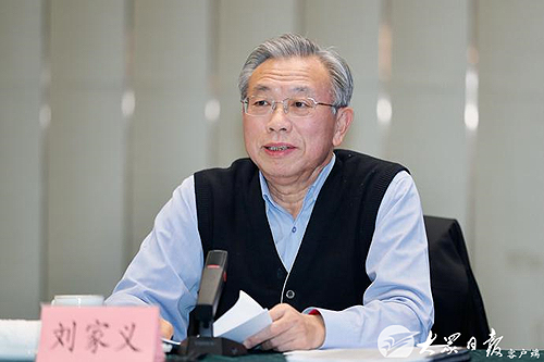 圖為省委書記劉家義出席會議并講話