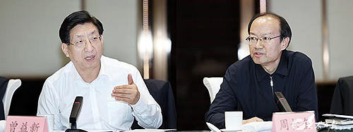 圖為中國殘聯(lián)黨組書記、理事長周長奎，國家衛(wèi)生健康委黨組成員、副主任曾益新講話