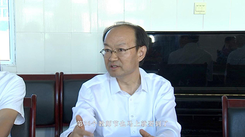 圖為第36個教師節(jié)前夕，中國殘聯(lián)黨組書記、理事長周長奎赴四川省涼山州西昌市看望特教學(xué)校師生