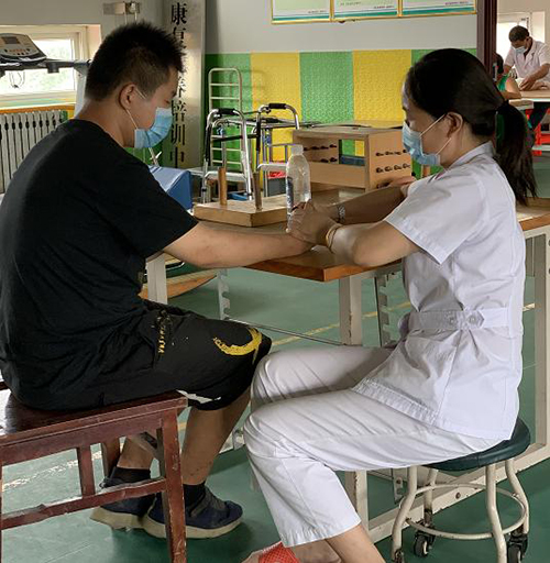 圖為正在進行康復(fù)的殘疾人