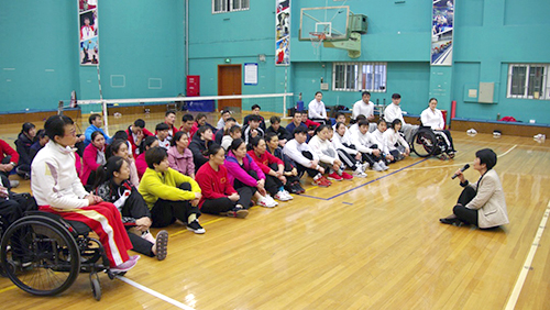 圖為王梅梅與運動員們交流