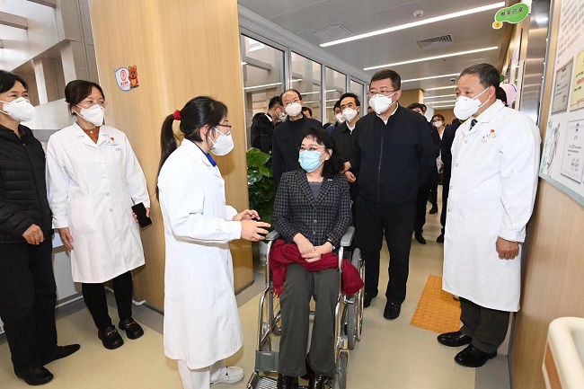 圖為聽取北京按摩醫(yī)院朝陽院區(qū)啟用情況介紹