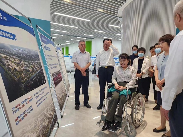 圖為張海迪在康復(fù)大學(xué)調(diào)研