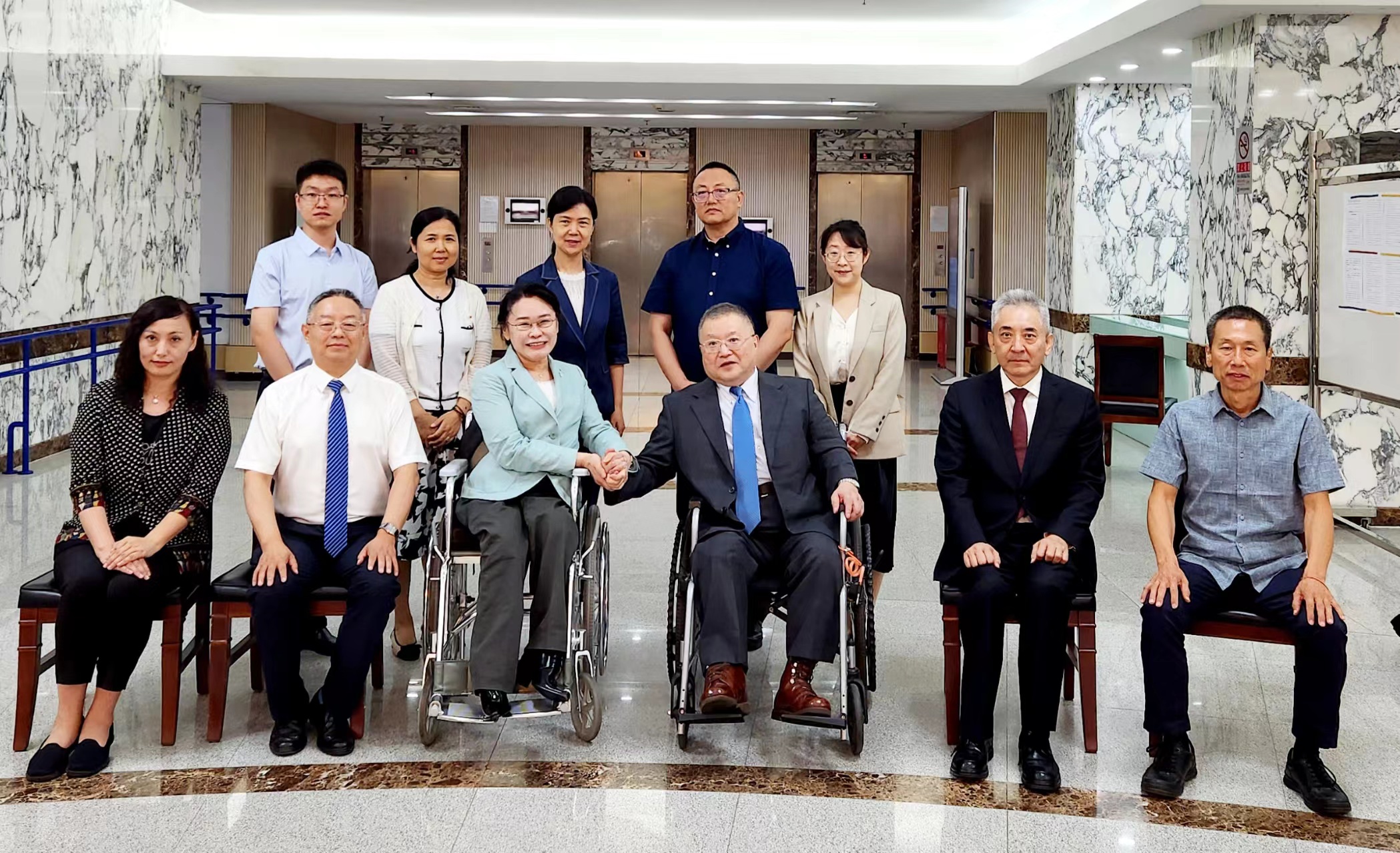 圖為張海迪會(huì)見日本藤田醫(yī)科大學(xué)法人才藤榮一一行