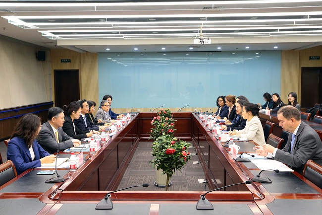 圖為中國殘聯(lián)主席程凱會見聯(lián)合國亞太經社會執(zhí)秘阿里沙赫巴納