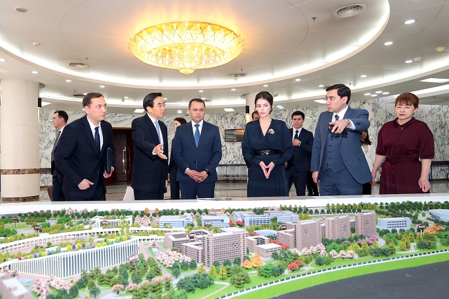 圖為程凱主席向代表團介紹康復(fù)大學(xué)