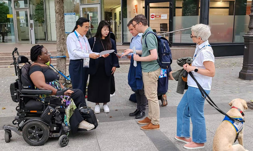 圖為現(xiàn)場考察巴黎無障礙社區(qū)提升項目