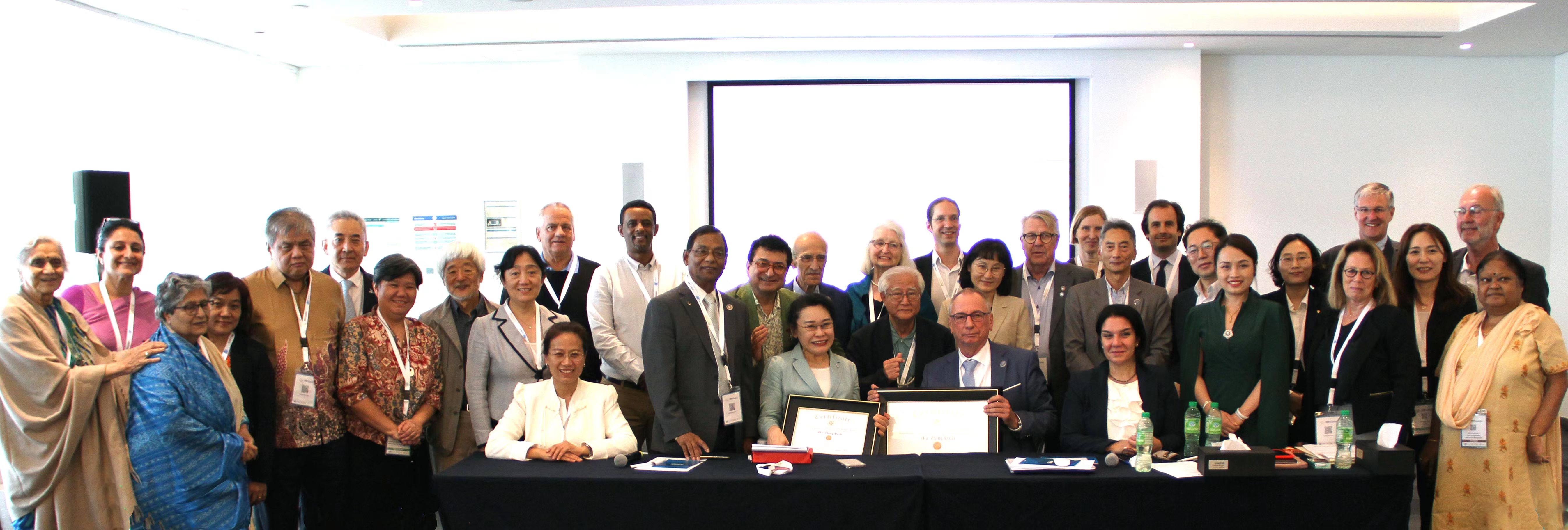 圖為康復(fù)國際執(zhí)行委員會成員合影